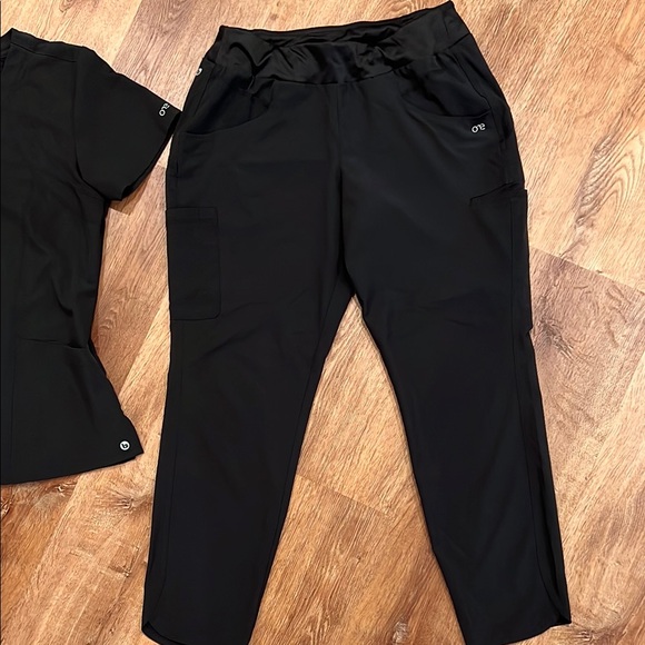 Black Scrub Set - Picture 3 of 7